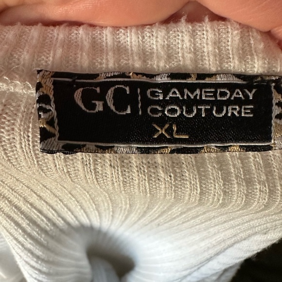 White UNC V-Neck Short Sleeve Tee - Picture 4 of 4